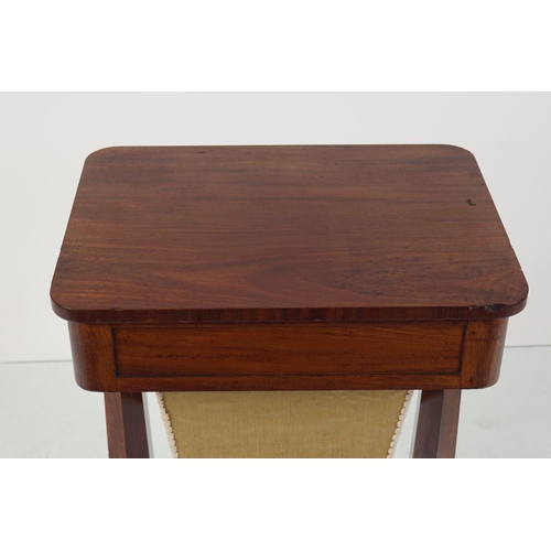 562 - WILLIAM IV MAHOGANY OCCASIONAL TABLE