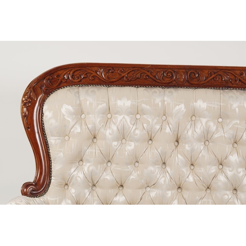 584 - ELEGANT CARVED MAHOGANY SETTEE