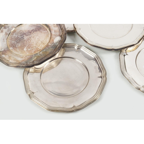 586 - SET 8 SILVER PLATED SOUS PLATS