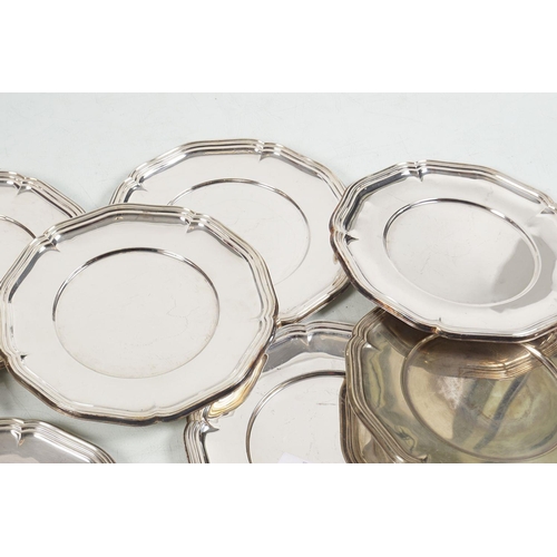 586 - SET 8 SILVER PLATED SOUS PLATS