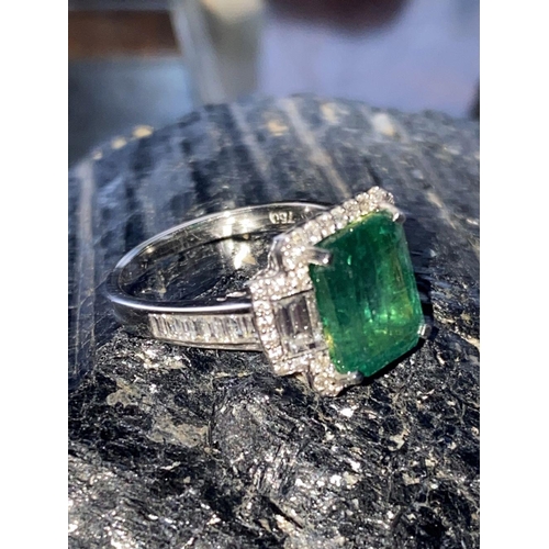 237 - 18CT. WHITE GOLD NATURAL COLOMBIAN EMERALD RING