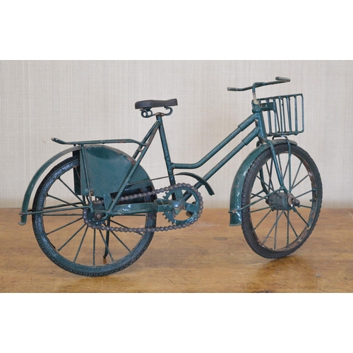 127 - SCALE MODEL OF A VINTAGE SHOP DELIVERY BICYCLE