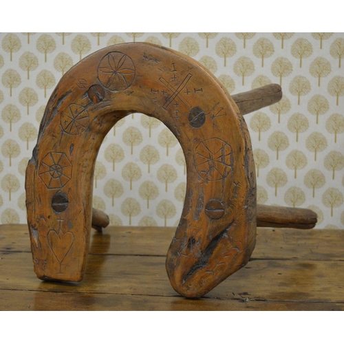 200 - 17TH/18TH-CENTURY IRISH YEW WOOD BIRTHING STOOL