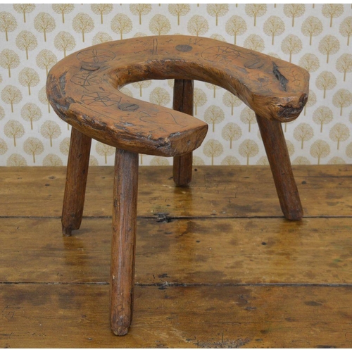 200 - 17TH/18TH-CENTURY IRISH YEW WOOD BIRTHING STOOL