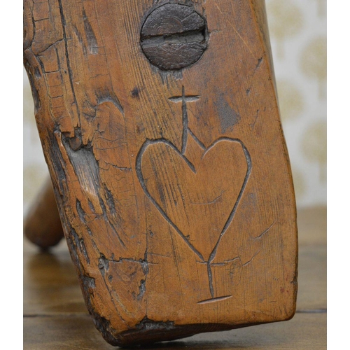 200 - 17TH/18TH-CENTURY IRISH YEW WOOD BIRTHING STOOL