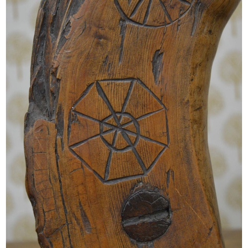 200 - 17TH/18TH-CENTURY IRISH YEW WOOD BIRTHING STOOL