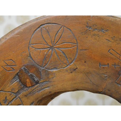 200 - 17TH/18TH-CENTURY IRISH YEW WOOD BIRTHING STOOL