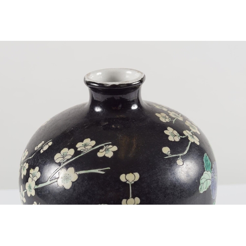 243 - CHINESE QING PORCELAIN VASE