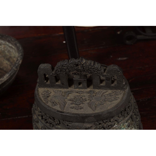 402 - CHINESE ARCHAIC BRONZE BELL