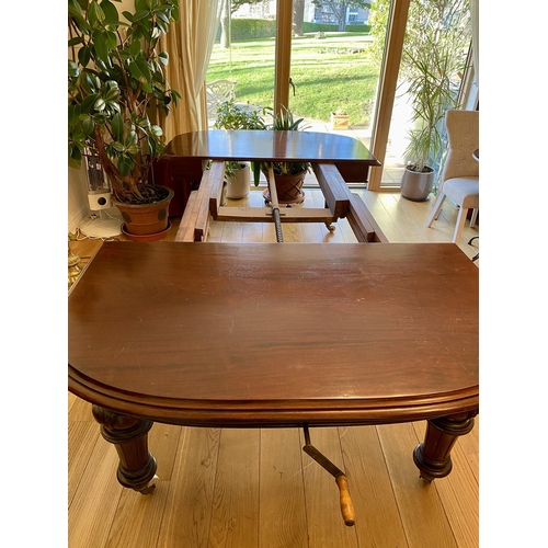 174 - EXCEPTIONAL VICTORIAN MAHOGANY DINING TABLE