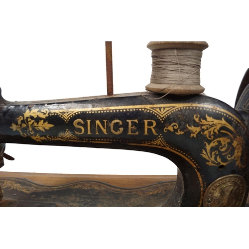 917 - VINTAGE SINGER SEWING MACHINE