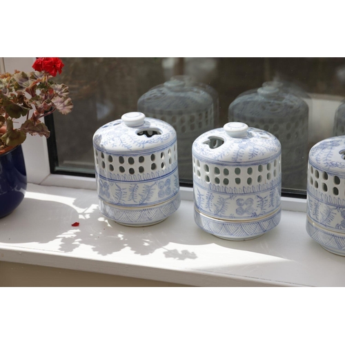 100 - GROUP OF 4 BLUE & WHITE TABLE CANDLE LANTERNS