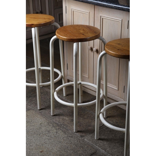 1092 - SET OF 5 PINE AND TUBULAR STEEL HIGH STOOLS