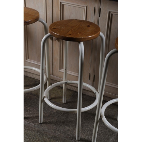 1092 - SET OF 5 PINE AND TUBULAR STEEL HIGH STOOLS