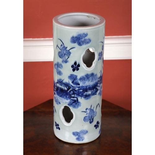 1121 - 19TH-CENTURY CHINESE BLUE & WHITE HAT STAND