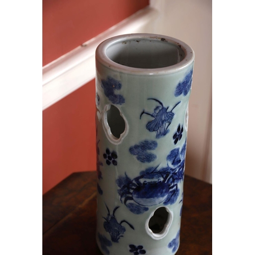 1121 - 19TH-CENTURY CHINESE BLUE & WHITE HAT STAND