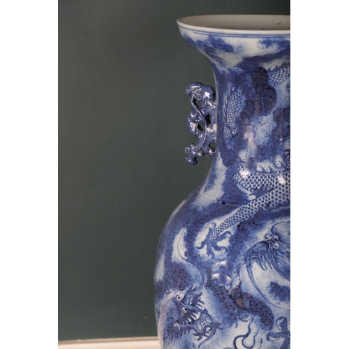 1135 - CHINESE QING BLUE AND WHITE VASE