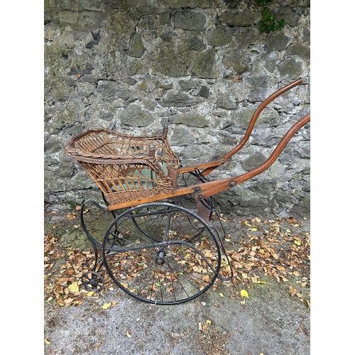 1391 - EARLY 20TH-CENTURY BASKETWORK DOG CART