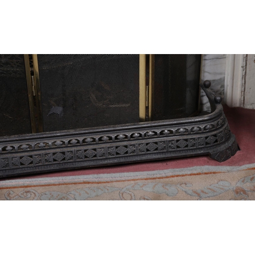 242 - VICTORIAN CAST IRON FENDER