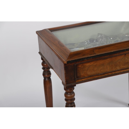 246 - 19TH-CENTURY ROSEWOOD BIJOU TABLE