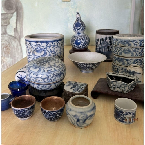 279 - LOT 12 CHINESE BLUE & WHITE DECORATIVE ITEMS