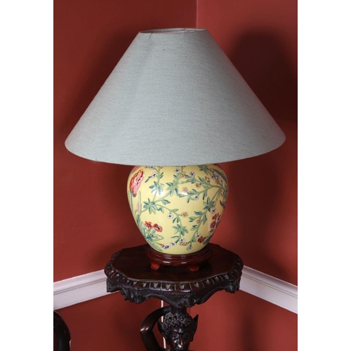 32 - CHINESE FAMILLE JAUNE TABLE LAMP