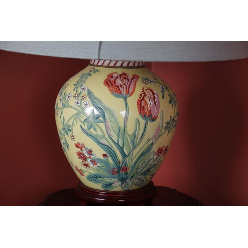 32 - CHINESE FAMILLE JAUNE TABLE LAMP