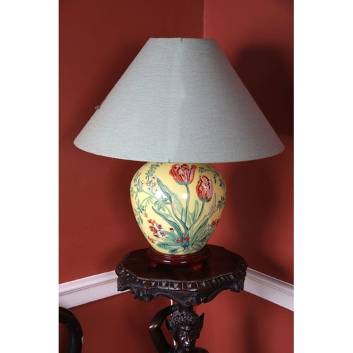 32 - CHINESE FAMILLE JAUNE TABLE LAMP