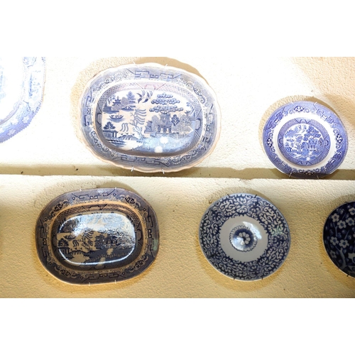 432 - COLLECTION OF 13 WILLOW PATTERN