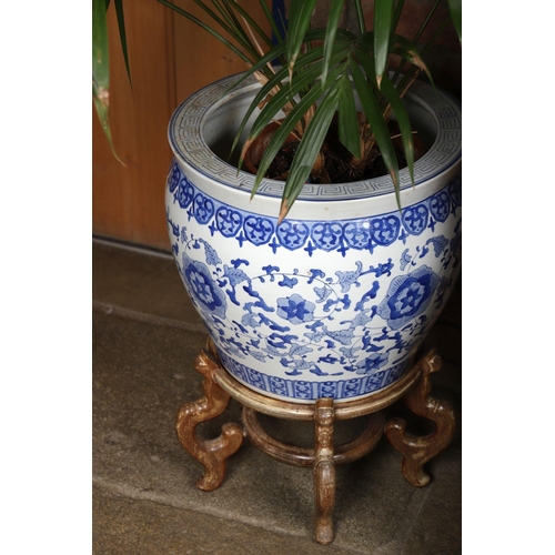 50 - LARGE CHINESE BLUE AND WHITE JARDINIERE