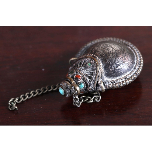 550 - TIBETAN SILVER PENDANT SNUFF BOTTLE