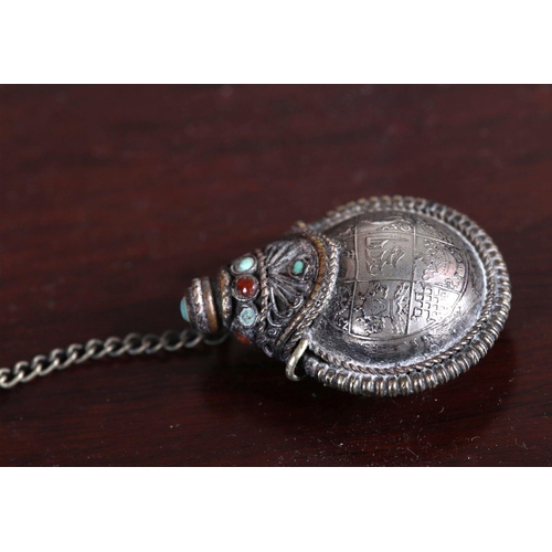 550 - TIBETAN SILVER PENDANT SNUFF BOTTLE