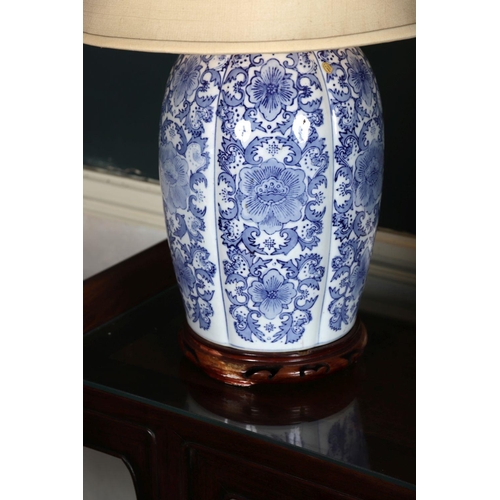 60 - LARGE CHINESE BLUE & WHITE TABLE LAMP