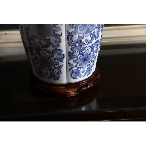 60 - LARGE CHINESE BLUE & WHITE TABLE LAMP