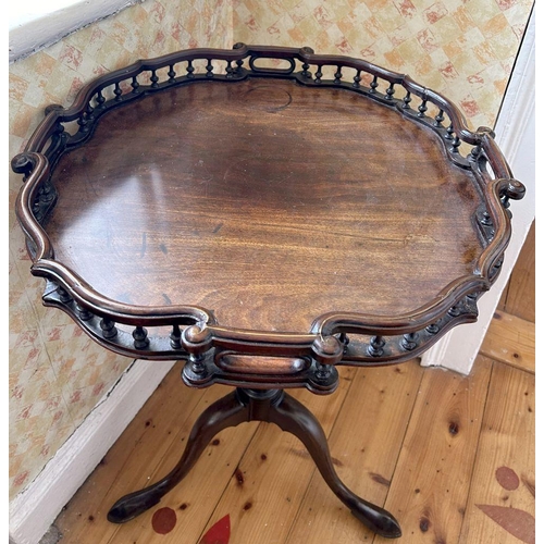 613 - SMALL 18TH-CENTURY CHIPPENDALE TEA TABLE