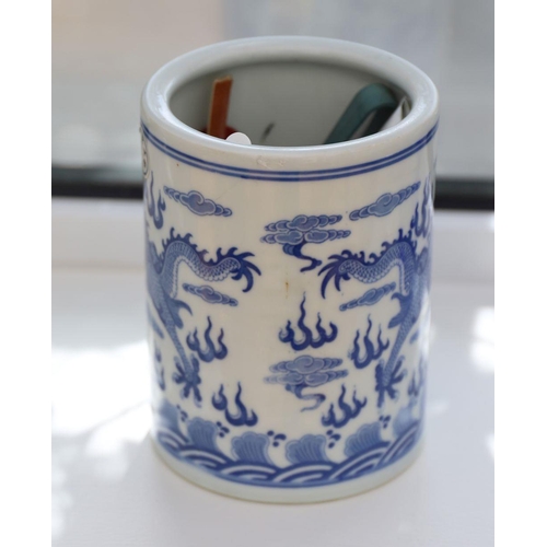 72 - CHINESE BLUE AND WHITE BRUSH POT