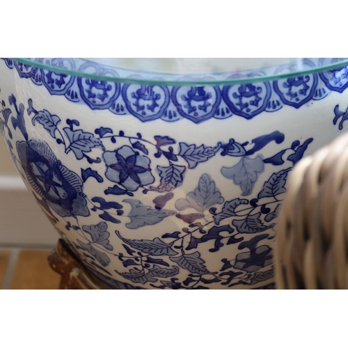 749 - LARGE CHINESE BLUE AND WHITE JARDINIERE