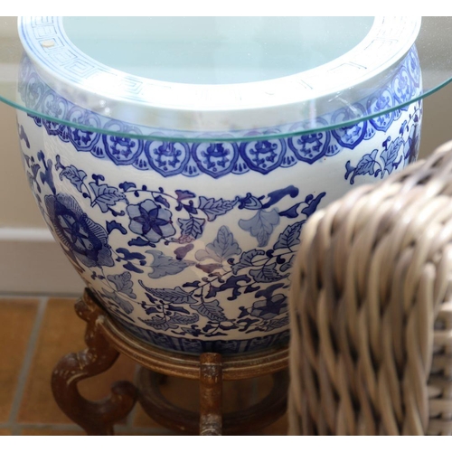 749 - LARGE CHINESE BLUE AND WHITE JARDINIERE