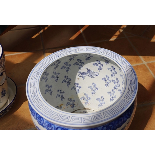 857 - LARGE CHINESE BLUE AND WHITE JARDINIERE