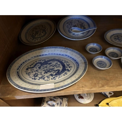 895 - 27 PIECES CHINESE BLUE & WHITE BOWLS