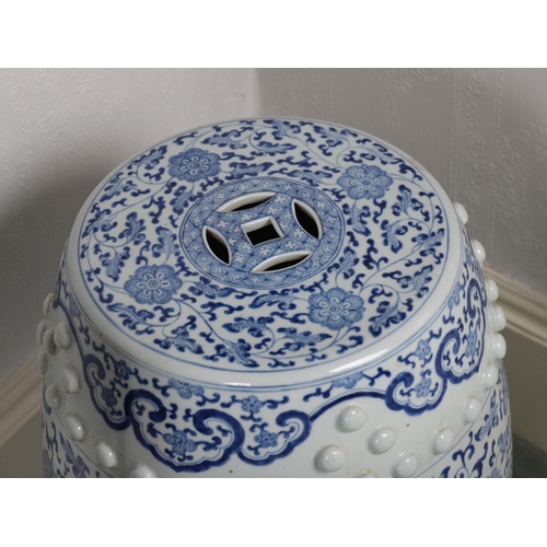 988 - CHINESE BLUE AND WHITE SEAT