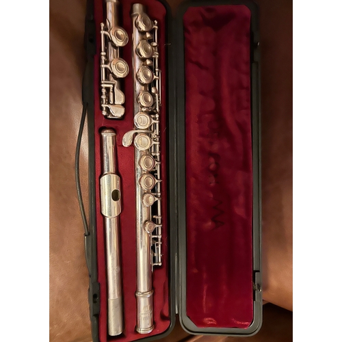 1425 - YAMAHA FLUTE in case.