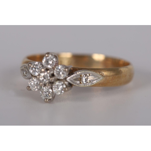 1273 - 18K YELLOW GOLD DIAMOND DAISY CLUSTER RING