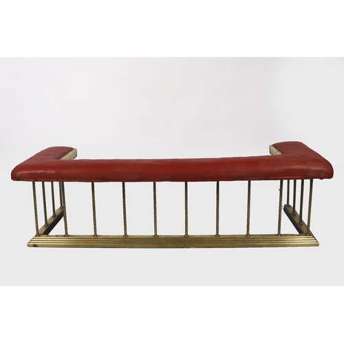 135 - EDWARDIAN BRASS & HIDE UPHOLSTERED CLUB FENDER