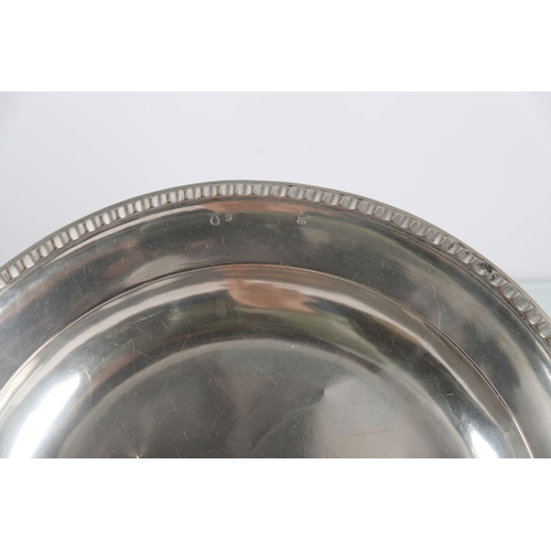 578 - LARGE 17TH-CENTURY GERMAN SILVER SERVING DISH