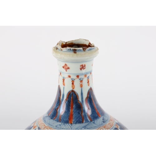 597 - CHINESE QING PERIOD IMARI BOTTLE VASE