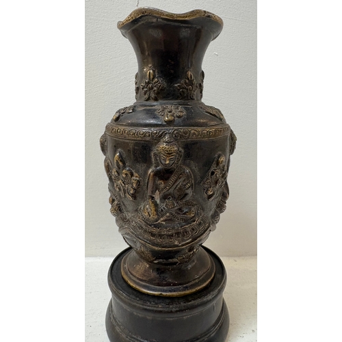 471 - 18TH-CENTURY INDIAN BRONZE VASE