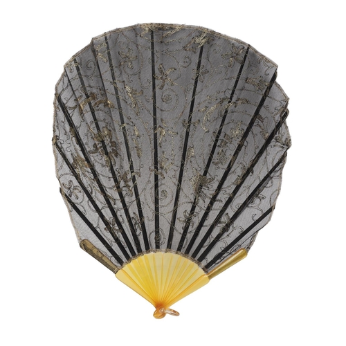 117 - 19TH-CENTURY FAN WITH TORTOISESHELL-EFFECT AND AMBER-COLOURED GUARDS