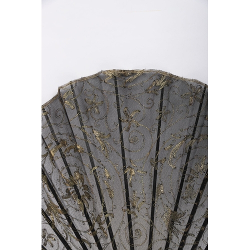 117 - 19TH-CENTURY FAN WITH TORTOISESHELL-EFFECT AND AMBER-COLOURED GUARDS