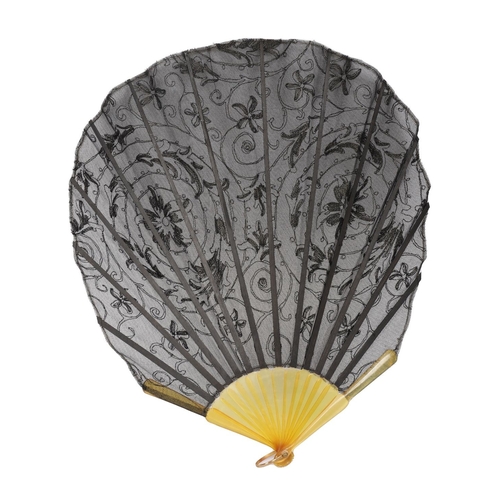 117 - 19TH-CENTURY FAN WITH TORTOISESHELL-EFFECT AND AMBER-COLOURED GUARDS